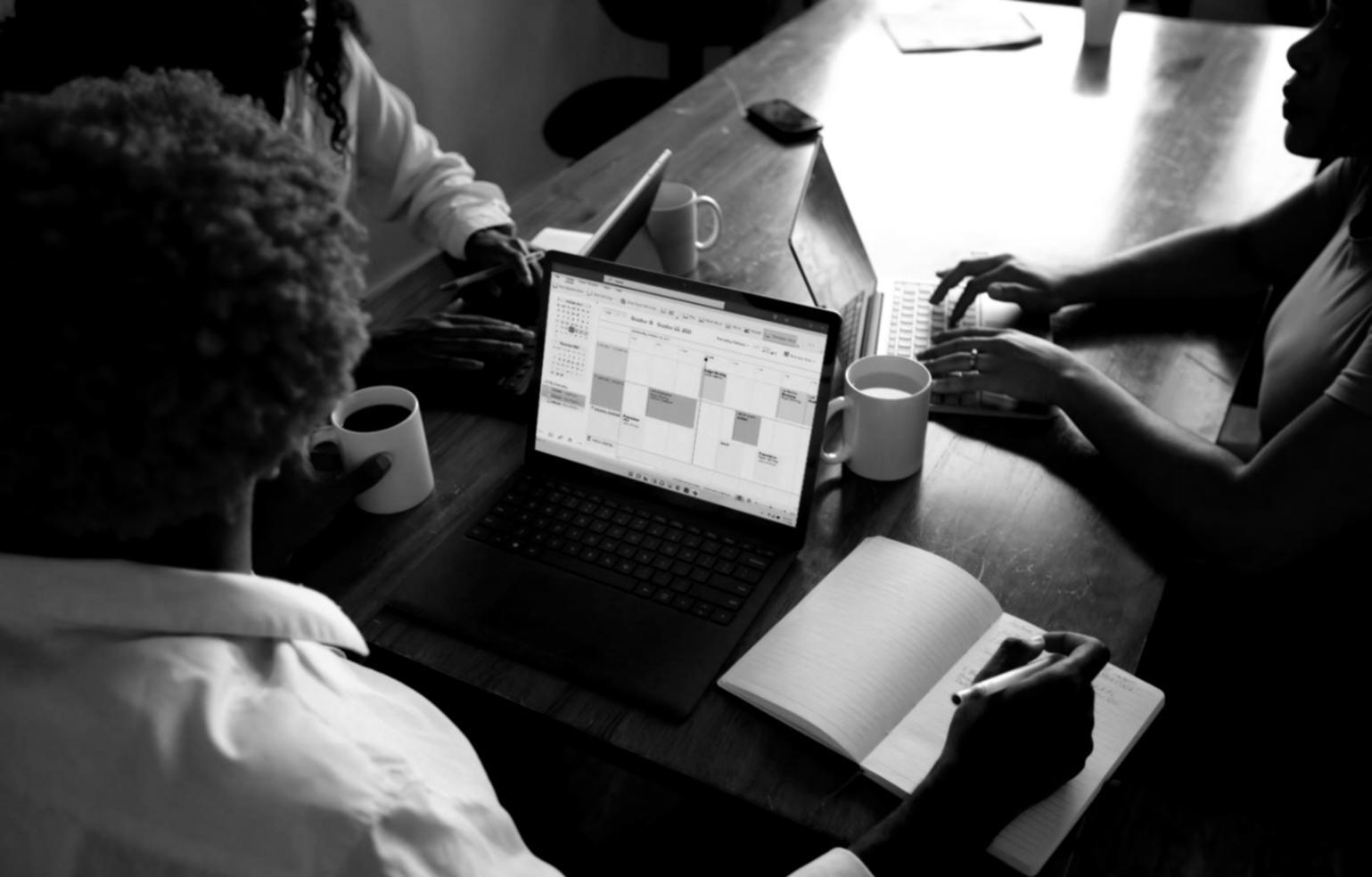 Equipo de syneriviolexa trabajando en estrategias financieras innovadoras